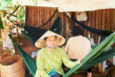 Can tho, Vietnam - 15 Kasım 2014: tanımlanamayan Vietnamca dinlenmek zaman işten sonra hamakta