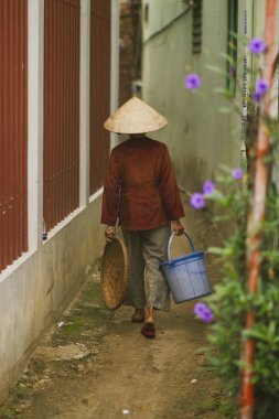 Vietnam kadın dönüş sonra eve yiyecek sokakta Hoi An, Vietnam sattı.