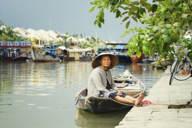 Hoi An, Vietnam - 11 Nisan 2017: Vietnam kadın tarih Prş Bon nehir Hoi, ahşap tekne bir, Vietnam