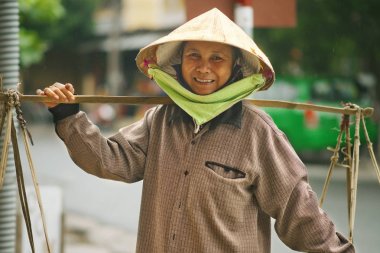 Hoi An, Vietnam - 23 Nisan 2017: Vietnam kadın seyahat ve Turizm gıda sokakta Hoi An, Vietnam - satış.