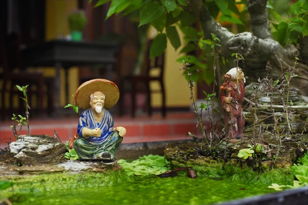 Küçük bonsai ağacı bahçede Chua Phap Bao Budist tapınağı.