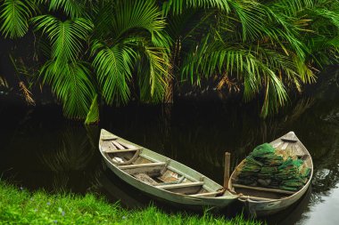 Kürek teknesi güneş doğarken, Hoi An Antik şehir, Vietnam yolcular için bekliyor.