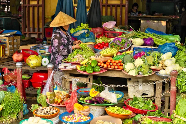 Hoi An, Vietnam - 21 Kasım 2014: sebze sokakta Hoi An, Vietnam - satan Vietnamca kadınlar seyahat ve Turizm.