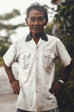 Hoi An, Vietnam - 21 Kasım 2014: Vietnam yaşlı adam beyaz gömlekli. Hoi eski bir şehir.