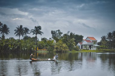 Hoi An, Vietnam - 21 Kasım 2014: Hoi yakınındaki balıkçı ile tarih Prş Bon nehir boyunca evleri An, Vietnam.