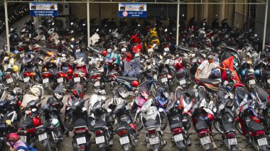 Ho Chi Minh City - 6 Kasım 2014: Park yakınındaki büyük mağaza Ho Chi Minh City, Vietnam, çok motorbikikes