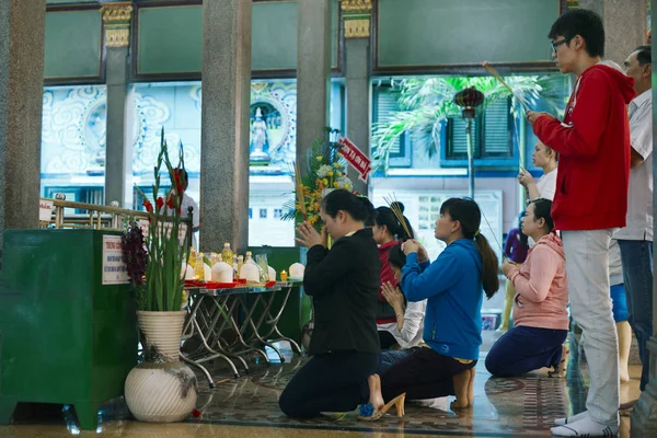 Мин Вьетнам Марта 2017 Года Люди Сжигают Благовония Молятся Древнем — стоковое фото
