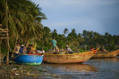 Muine, Vietnam - Mars 22, 2017: Vietnam erkekler geleneksel tekne içinde balıkçı köyü MUI ND'nin, Vietnam, Güneydoğu Asya ile balık tutmaya hazır mısınız.