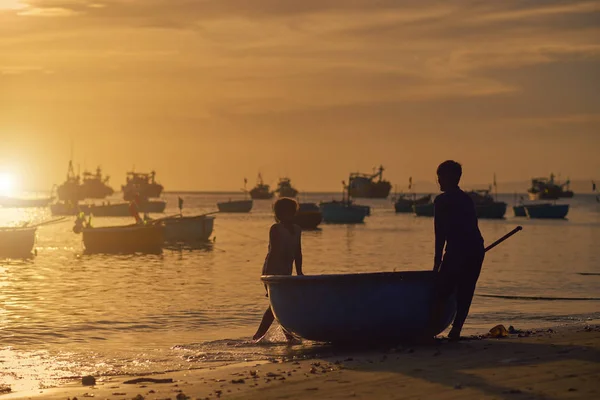 Muine Vietnam Mars 2017 Des Enfants Jouent Près Bateau Pêche — Photo