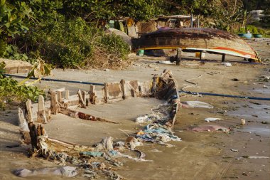 Vietnam, Güneydoğu Asya'da Mui Ne Vietnam balıkçı köyü il eski tipik bir tekne kalıntıları.