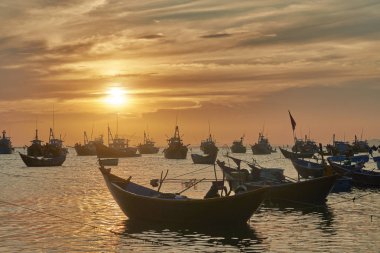 Vietnamca balıkçı köyü, MUI Ne, Vietnam, Güneydoğu Asya. Geleneksel renkli balıkçı tekneleri ile deniz manzara
