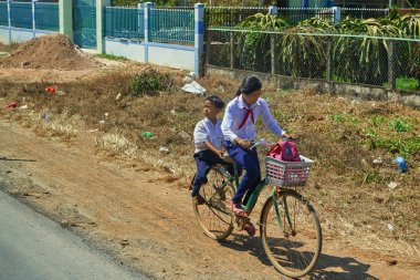 Muine, Vietnam - Mars 22, 2017: bilinmeyen Vietnamlı çocuk Bisiklet muine okuldan sonra sürüş.