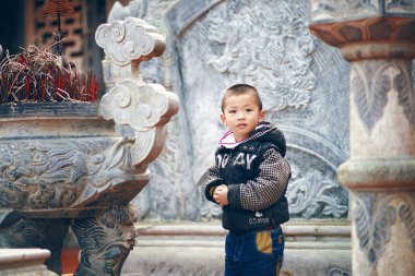 Sapa, Vietnam - 30 Kasım 2014: genç çocuk buddist Tapınağı Sapa Kuzey Vietnam