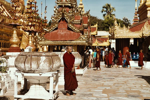 Bagan Myanmar November 2015 Veel Monniken Een Bezoek Aan Een — Stockfoto