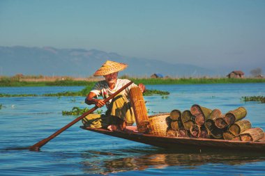 Inle Gölü, Myanmar - 21 Kasım 2015: eski balıkçı teknesinde Inle Gölü geleneksel şapka ile