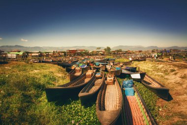 Inle Gölü, Myanmar - 20 Kasım, 2015: park Inle Gölü üzerinde küçük bir köy içinde belgili tanımlık çarşı yanında tekneler için