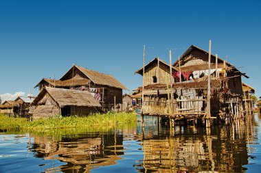 Myanmar Inle Gölü üzerindeki yüzen bir köyde evlerin görünümü