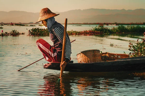 Inle Gölü, Myanmar - 21 Kasım 2015: teknede Gölü Inle Birmanya kadın