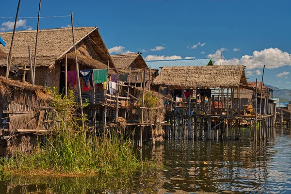 茵莱湖湖上一个漂浮的村庄的正常一天 — 图库照片