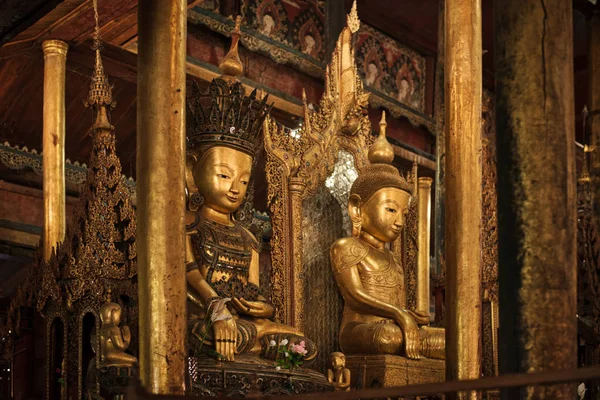Beelden Van Boeddha Een Klooster Een Klein Dorpje Het Inlemeer — Stockfoto