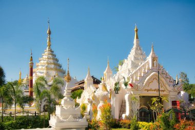 Mandalay, Myanmar - 24 Kasım 2015: Mandalay eski şehir güzel beyaz tapınakta