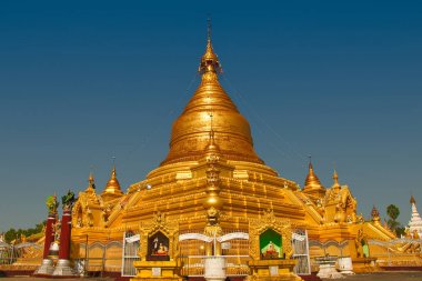 Mandalay, Myanmar - 24 Kasım 2015: Mandalay şehir içinde eski bir tapınakta altın stupa