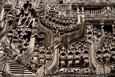 Mandalay, Myanmar - 24 Kasım 2015: eski bir tapınak Mandalay yakınlarındaki bir kasabada ahşap bir tapınakta ayrıntılarını