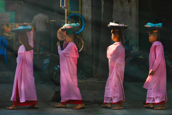 Mandalay Myanmar November 2015 Nonnen Wandelen Straat Mandalay Aalmoes Ontvangen — Stockfoto
