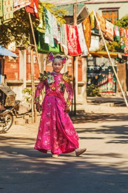 Mandalay, Myanmar - 25 Kasım 2015: geleneksel gösteri Mandalay sokak
