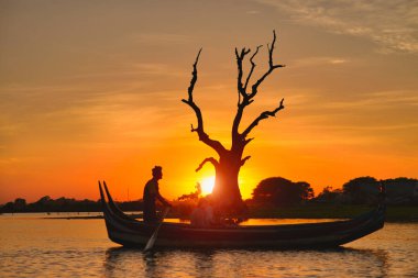 Mandalay, Myanmar - 25 Kasım 2015: U olmak Mandalay yakınındaki gölde gün batımı için turist gemiyle