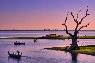 Mandalay, Myanmar - 25 Kasım 2015: Mandalay yakınındaki göl günbatımı görünümünde