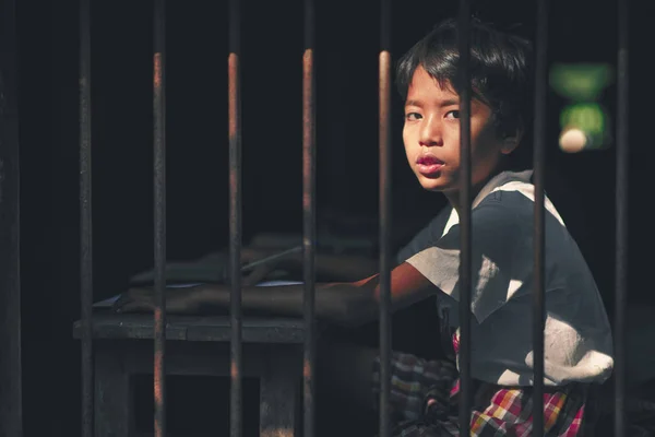 Mandalay Myanmar November 2015 Porträt Eines Mädchens Durch Das Fenster — Stockfoto