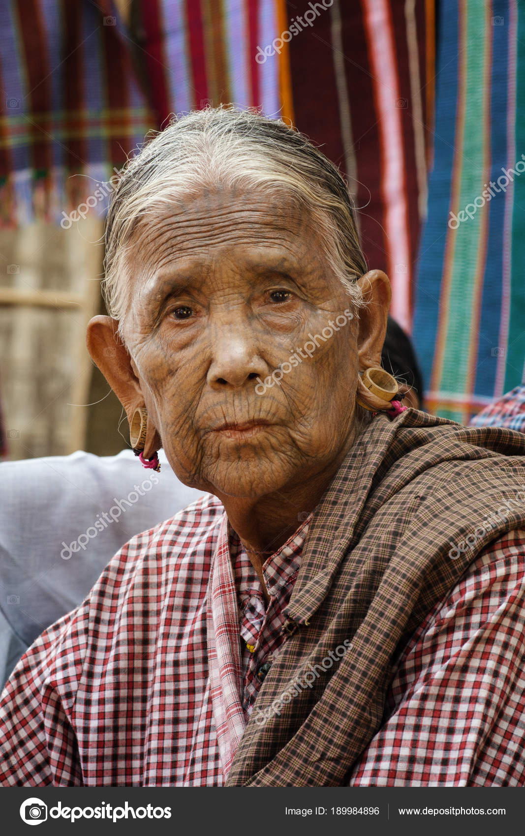 Mrauk Myanmar 1er Décembre 2015 Portrait Une Vieille Femme