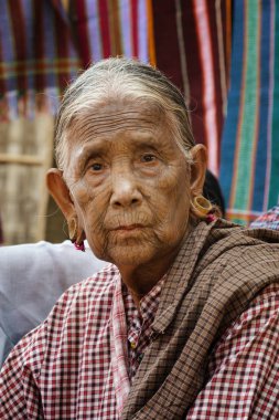 Mrauk U, Myanmar - 1 Aralık 2015: yaşlı bir kadın dövme yüzünde Mrauk U yakınlarında küçük bir köy olan portresi
