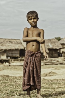 Mrauk U, Myanmar - 2 Aralık 2015: Birmanya delikanlı Mrauk U yakınlarındaki küçük bir kasabada bir alanda