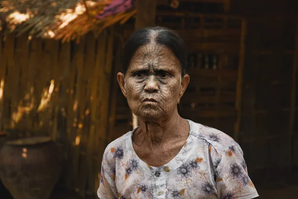 Mrauk 미얀마 2015 Mrauk 그녀의 얼굴에 할머니의 초상화 — 스톡 사진