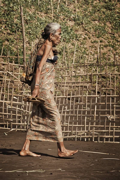 Mrauk Myanmar Diciembre 2015 Una Anciana Camina Cerca Del Río — Foto de Stock