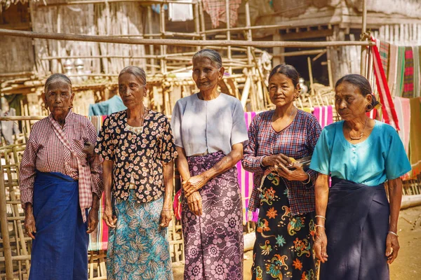 그들의 Mrauk 근처의 거리에서 그들의 얼굴에 문신과 Mrauk 미얀마 2015 — 스톡 사진