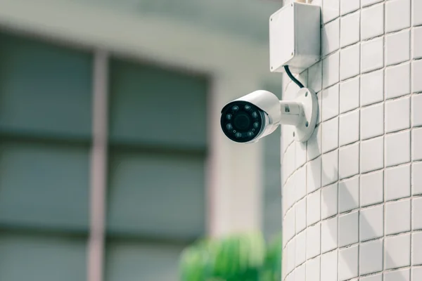 Caméra infrarouge de sécurité pour surveiller les événements en ville . — Photo