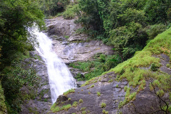 Chiang Mai, Tayland için derin ormandaki güzel şelale.