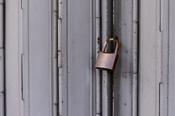 Porta chiusa, metallo grunge con porte ruggine . — Foto Stock