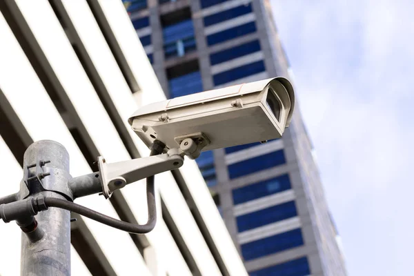 Câmera IR de segurança para monitorar eventos na cidade . — Fotografia de Stock