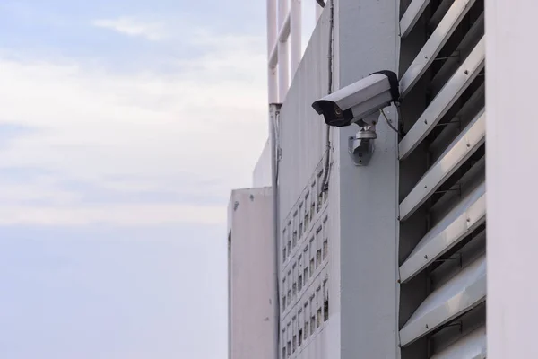 Kamera bezpieczeństwa IR do monitorowania wydarzeń w mieście. — Zdjęcie stockowe