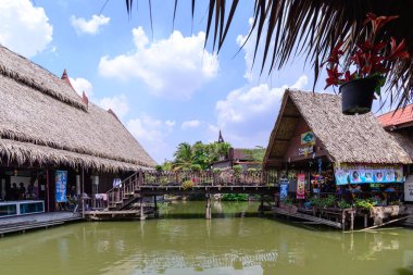 Phra Nakhon Si Ayutthaya, Tayland - 2016 May 05: Yüzen Pazar yaz, Tayland Ayothaya tanımlanamayan halklar seyahat.