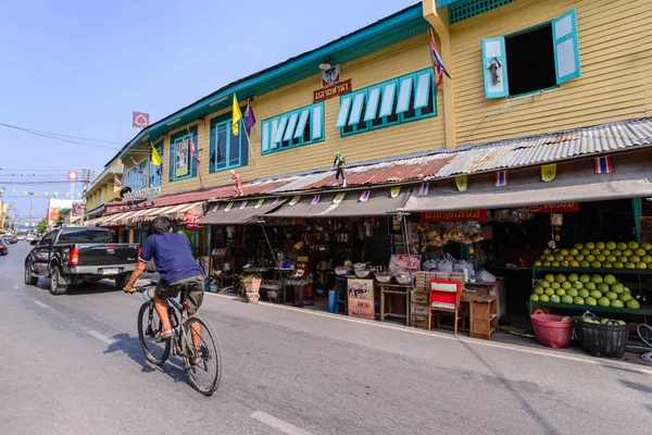 NAKHON PATHOM, TAILANDIA - 2016 15 de mayo: Personas no identificadas que viajan en bicicleta por el mercado local, Tailandia . — Foto de Stock