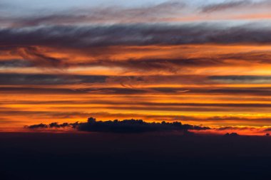 Dramatik güneş ışığı ve bulutlar.