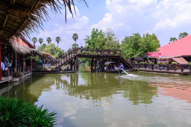 Phra Nakhon Si Ayutthaya, Tayland - 2016 May 05: Yüzen Pazar yaz, Tayland Ayothaya tanımlanamayan halklar seyahat.