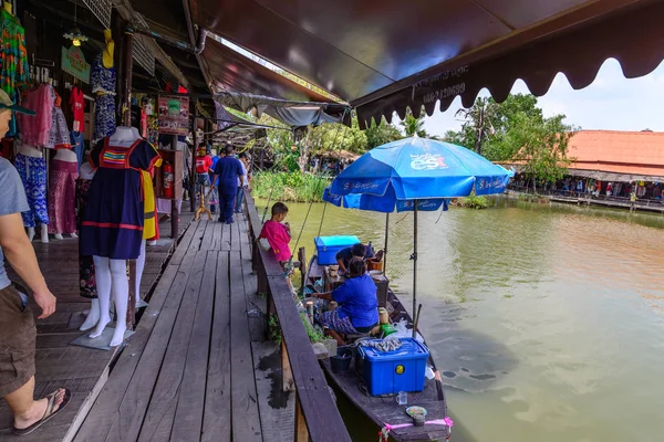 PHRA NAKHON SI AYUTTHAYA, THAILANDIA - 2016 05 maggio: I popoli non identificati viaggiano nel mercato galleggiante dell'Ayothaya in estate, Thailandia . — Foto Stock