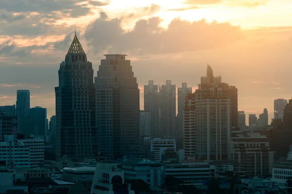 Paesaggio urbano di un edificio moderno nella città di Bangkok, Thailandia . — Foto Stock