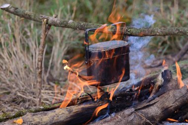 Kamp ateşi üzerinde kazan ile pişirme.
